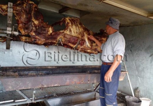 Drugi dan sajma: Veliki broj posjetilaca na Sajmu mesa i ribe u Dvorovima (Foto)