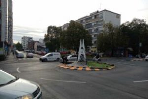 kružna raskrsnica Bulevar štipaljka skulptura