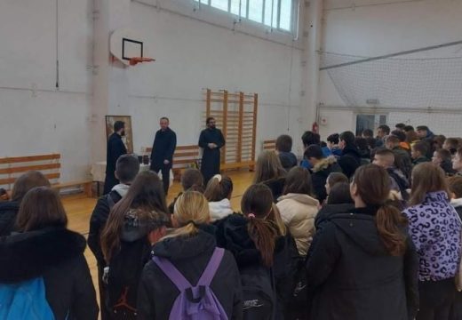 Dvorovi: U školi Božićni post počeo podjelom besplatnih knjiga “Svetog pisma Novog zavjeta”