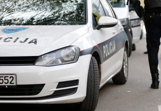 Drama! Muškarac napao strica sjekirom, pa nakon hapšenja skočio kroz prozor Tužilaštva