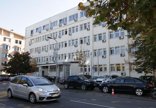 Foča: Otac bebe, koja je ljekarima ISPALA NA POD, kažnjen sa 5.000 KM