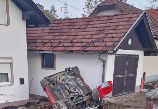 Intervenisali vatrogasci: Auto se prevrnuo na krov i završio u dvorištu kuće
