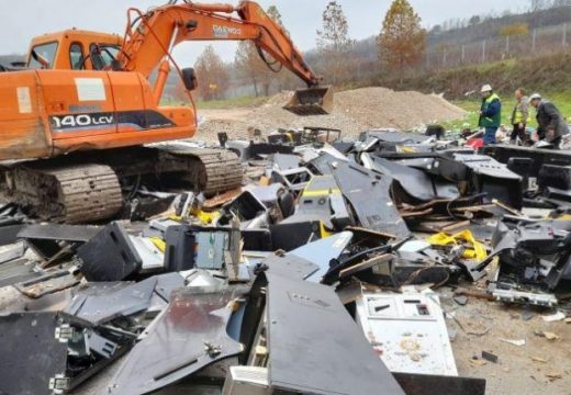 Do sada neviđena scena: Bageri u Banjaluci uništili gomilu aparata iz kladionica