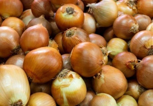 Gulite luk bez suza: Kako da spriječimo plakanje kad siječemo luk