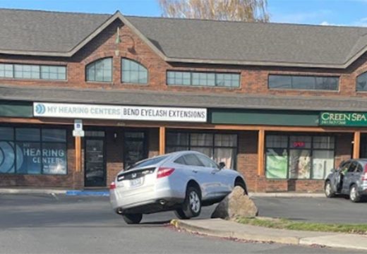 Usred grada pravi pometnju: Kamen do sada “sredio” šest automobila (Video)