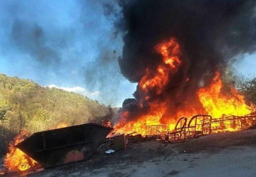 Plamen zahvatio otpad: Požar pored puta ka Manjači (FOTO)