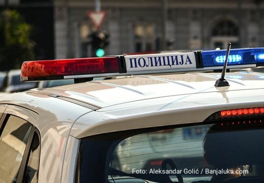 Nije ispoštovao znak stop: Poginuo vozač, vozilom podletio pod šleper