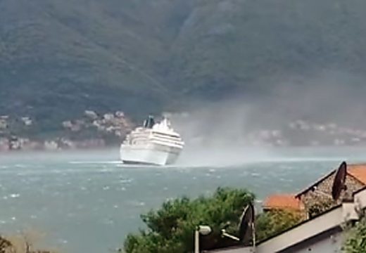 Nije došlo do ugrožavanja bezbjednosti: Vjetar zamalo prevrnuo kruzer u Bokokotorskom zalivu (Video)