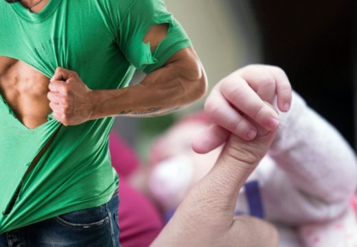 Srbi obožavaju ovaj običaj: Zašto se cijepaju košulje kad se rodi dijete?