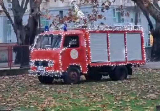 Objava vatrogasaca koja oduševljava: I njih je uhvatila praznična atmosfera, tamo gdje su stavili lampice ljudi masovno hvale  (Video)