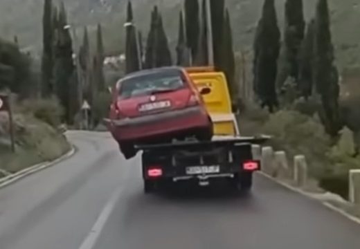 ;Drži mu ravnotežu:;Ovako šlep služba prevozi automobil (Video)