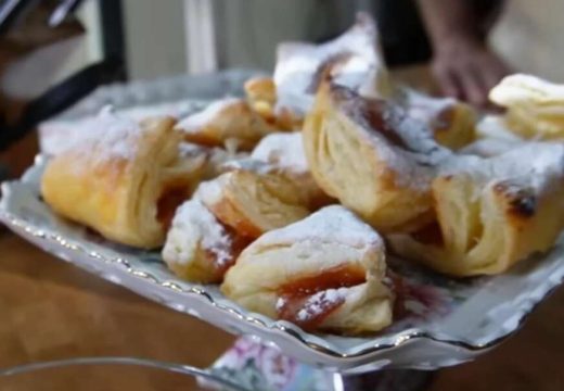 Starinski recept za salčiće: Toliko su mekani da se tope u ustima, a prepuni su pekmeza (Video)