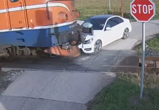 Opet incident u Srpskoj: Vozilom izletio na prugu, voz ga pokupio (Video)