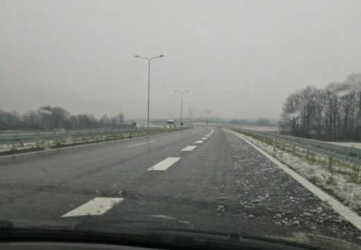 Nesreća na auto-putu “9. januar”: Sudarili se grtalica i “pežo”, vozač zadobio lkaše povrede (Foto)