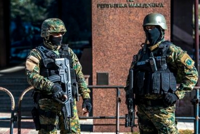 NOVI UŽAS U MAKEDONIJI: Auto uletio u školsko dvorište, napadači pokušali da otmu 2 djece