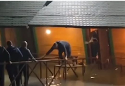 Nevolja za nevoljom!: Na otvaranju potonuo splav koji je prošle godine izgorio (Video)