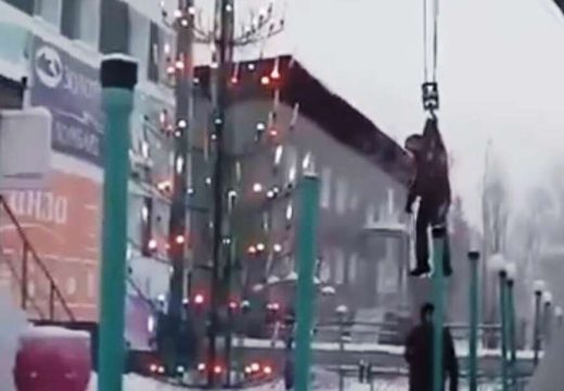BIZARNO, ALI EFIKASNO: Kićenje jelke u najhladnijoj oblasti na svijetu postalo hit na mrežama (Video)