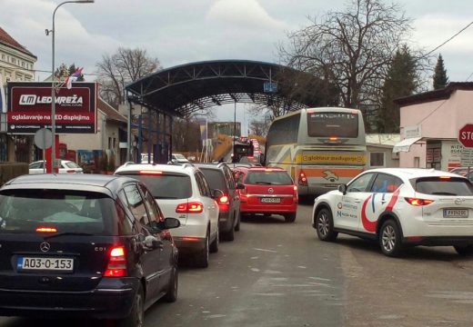 Naoružajte se strpljenjem: Na izlazu iz BiH gužva na više prelaza