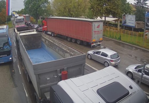 Gužve na graničnim prelazima: Zaigrali kolo dok su čekali da pređu granicu (Video)
