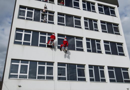Atraktivan način dodjele paketića: Dan dječije radosti u Bijeljini (Foto)