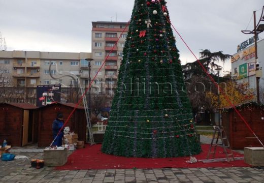 Bijeljina: Jelka u centru grada čeka na najmlađe drugare de je ukrase