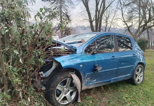 Saobraćajka u Tuzli: Automobilom izvalili autobusko stajalište
