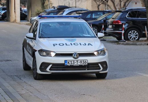 Tragedija kod Tešnja: Radnik poginuo u prevrtanju dizalice