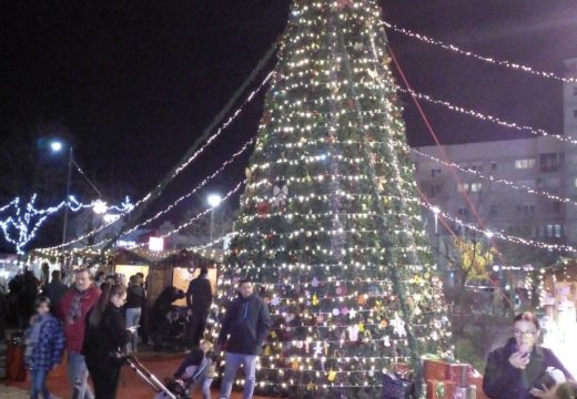 Svečano otvoren “Zimski korzo”:  Gradska kuća kao iz bajke (Foto)