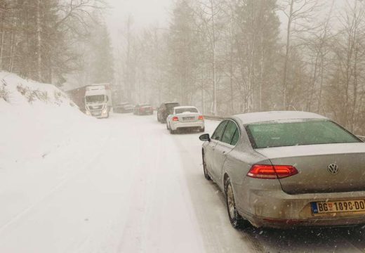 Opasnost od poledice i odrona, poseban oprez u blizini škola: Vozači upozoreni i na klizište na magistrali
