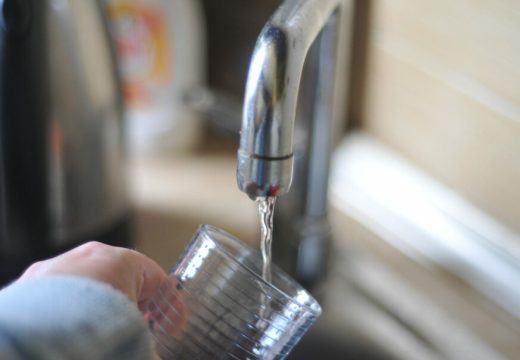 Običaj koji datira još iz stare Grčke: Evo zbog čega nikada ne bi trebalo nazdravljati vodom