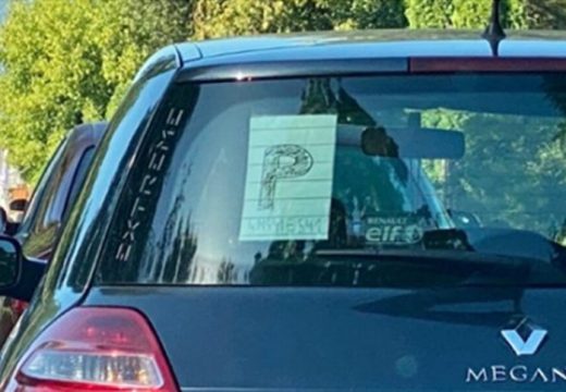 “Izvini, ponekad se ugasi zbog moje nervoze”: Žena zakačila poruku na auto i nasmijala region