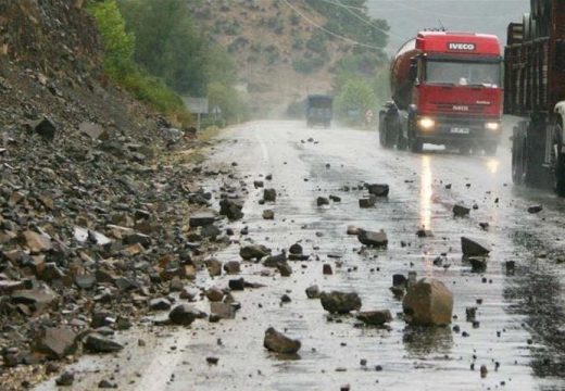 AMS RS:  Kolovozi mjestimično mokri, učestali odroni