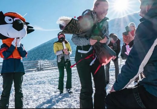 Mladiću pomogao Vučko: Neobična prosidba na vrhu Bjelašnice (Video)