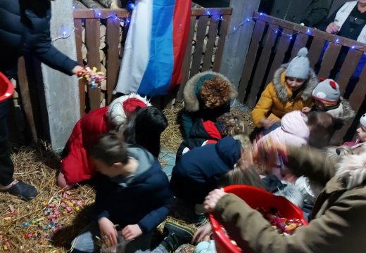 Unosi se slama, pokrivaju podovi: Evo šta predstavlja pijukanje