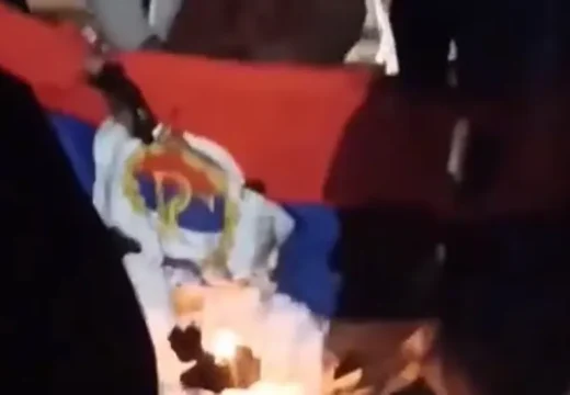 Skandal u Zenici!: Na Dan Republike uz povike Alahu Еkber zapalili zastavu Srpske (Video)