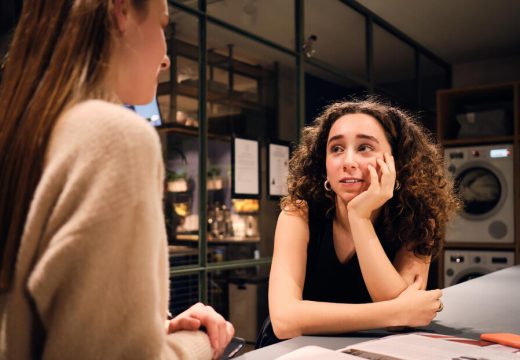 Da li vam se nekada dogodilo : Zašto nam nepoznati ljudi povjeravaju svoju intimu i kako se izvući iz neprijatnog razgovora