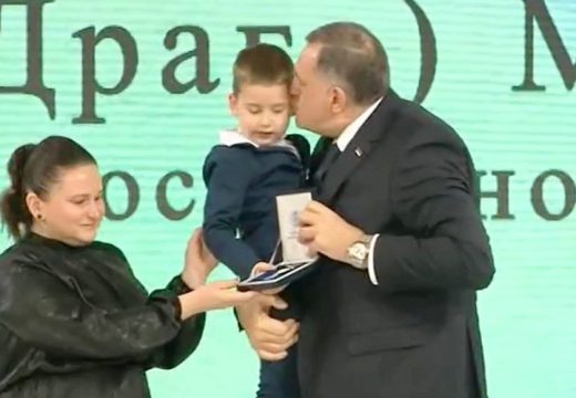 Orden za suprugu i sina ubijenog inspekotra: Trenutak sa dodjele priznanja, koji je mnoge oči napunio suzama