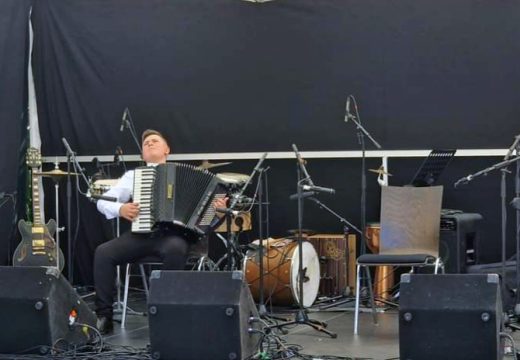 ODUŠEVIO PUBLIKU: Đorđe Perić (13) iz Bijeljine nastupao u Parizu u okviru 20. jubilarnih “Dana svetosavlja”