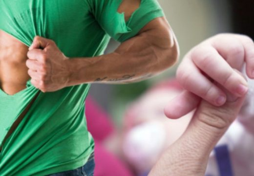 Zanimljiv običaj: Evo zbog čega se tati cijepa majica kada se rodi beba