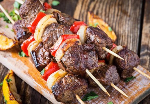 Recept koji će vas oduševiti: Šareni ražnjići iz rerne