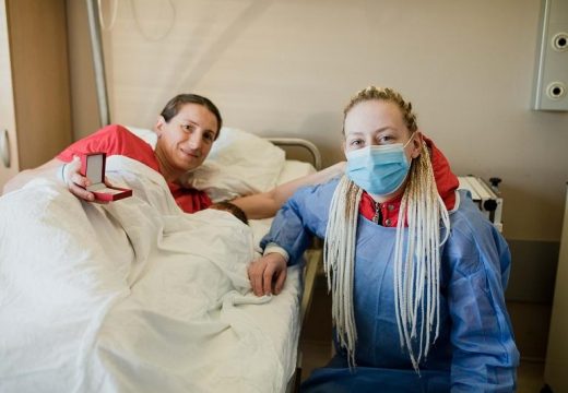 Bijeljina: Dukat koji je dobila plivajući za Časni krst poklonila bebi rođenoj na Bogojavljenje (Foto)