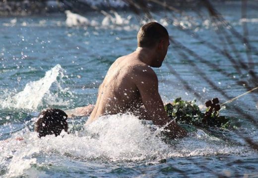 Evo šta predstavlja ovaj običaj: Zašto se na Bogojavljenje pliva za časni krst?