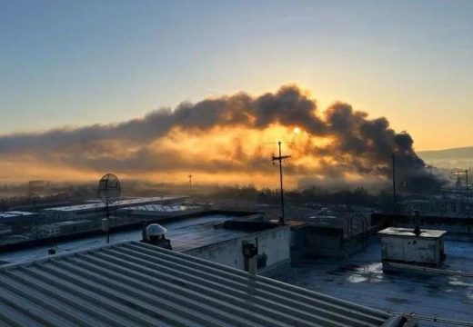 Gori tržni centar u Beogradu!: Brojni vatrogasci pokušavaju ugasiti požar