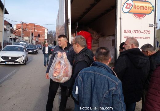 Tradicionalno, na Tucindan:  Podijeljene božićne pečenice