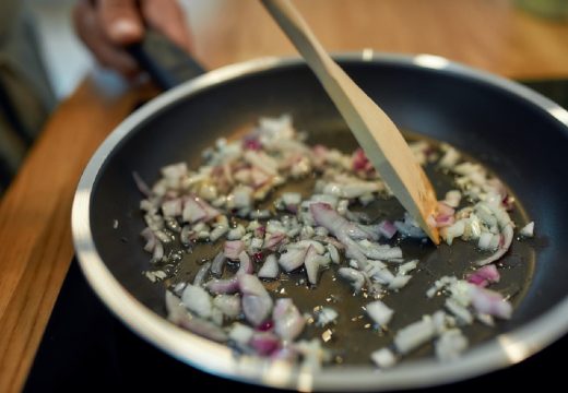 Trik kuvara: Evo kako da pržite luk, a da ne usmrdite cijelu kuću