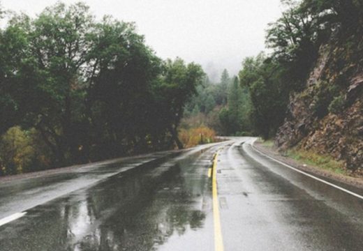 AMS o stanju na putevima: Kolovozi vlažni, magla po kotlinama