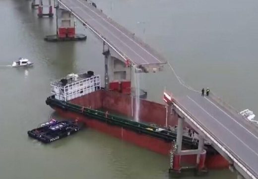 Brod udario u most: Vozila pala u rijeku, dvije osobe poginule (Foto/Video)