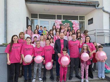 Dvorovi: Dan ružičastih majica