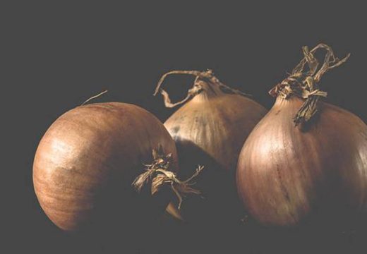 Savjeti: Dok dinstate crni luk, dodajte mu jednu namirnicu i spriječite neprijatne mirise