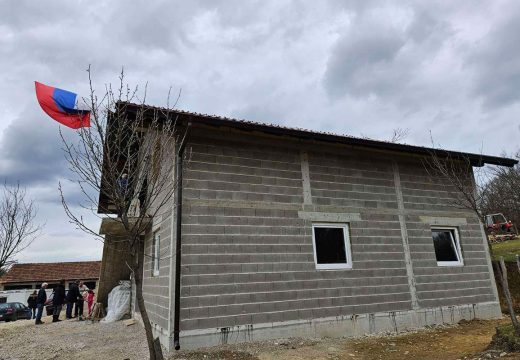 Laktaši: Glišići izgubili sve u požaru, dobri ljudi im sagradili novu kuću (Foto)